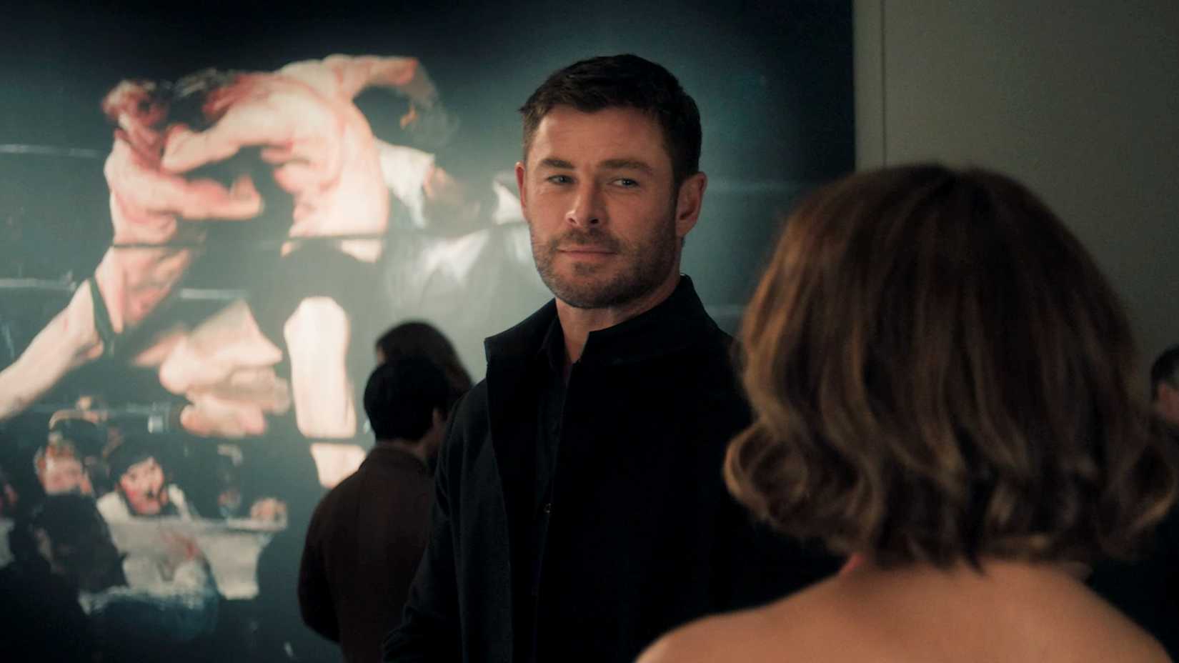 Chris Hemsworth sorrindo para Halle Berry em Crime 101