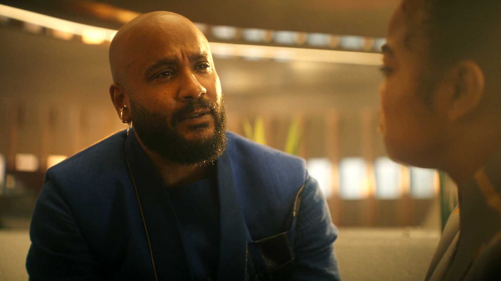 Cirroc Lofton como Jake Sisko em Star Trek: Starfleet Academy, usando um brinco Bajorano.