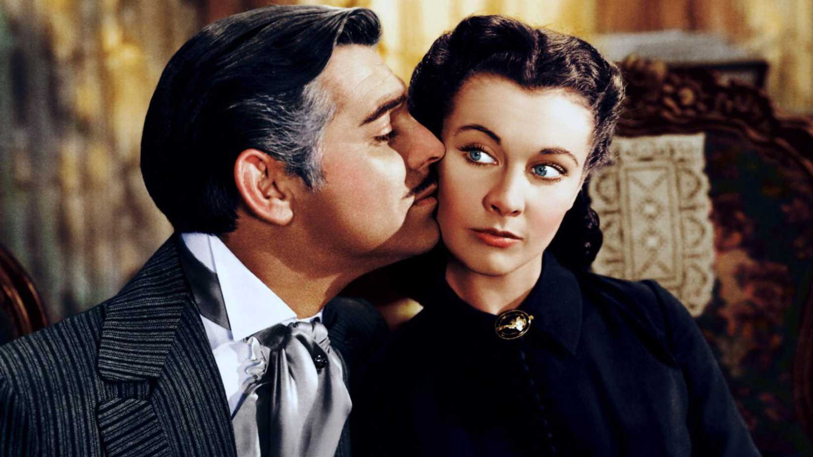 Кларк Гейбл, в роли Ретт Батлер, целует Вивьен Ли, в роли Шарлотты О'Хара, на щеке в фильме "Gone With the Wind"