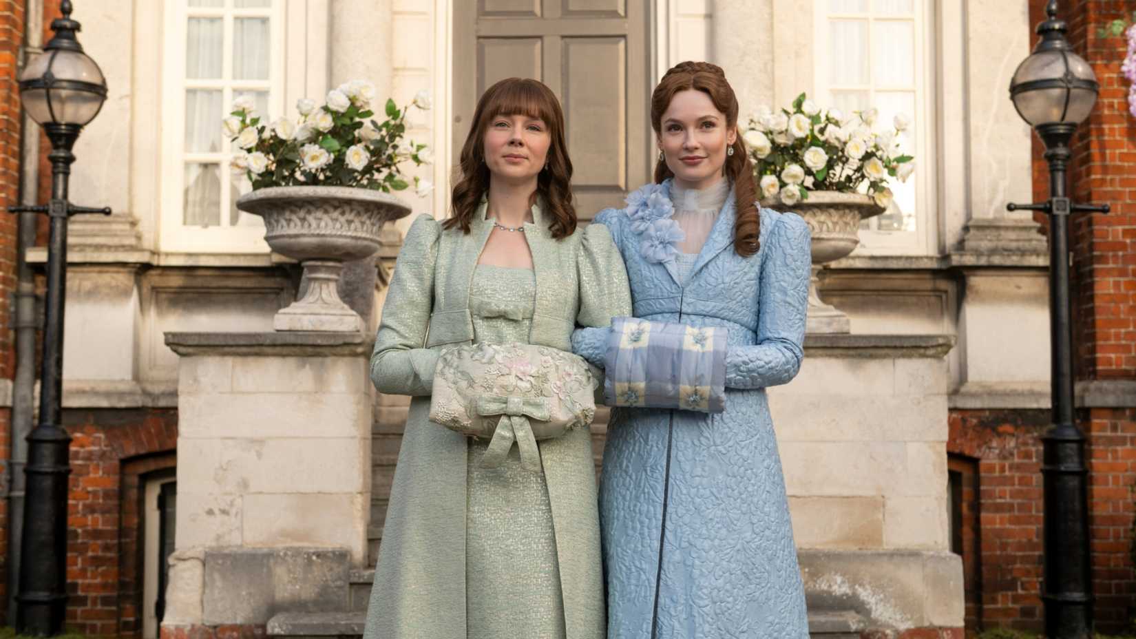 Claudia Jessie e Hannah Dodd em Bridgerton