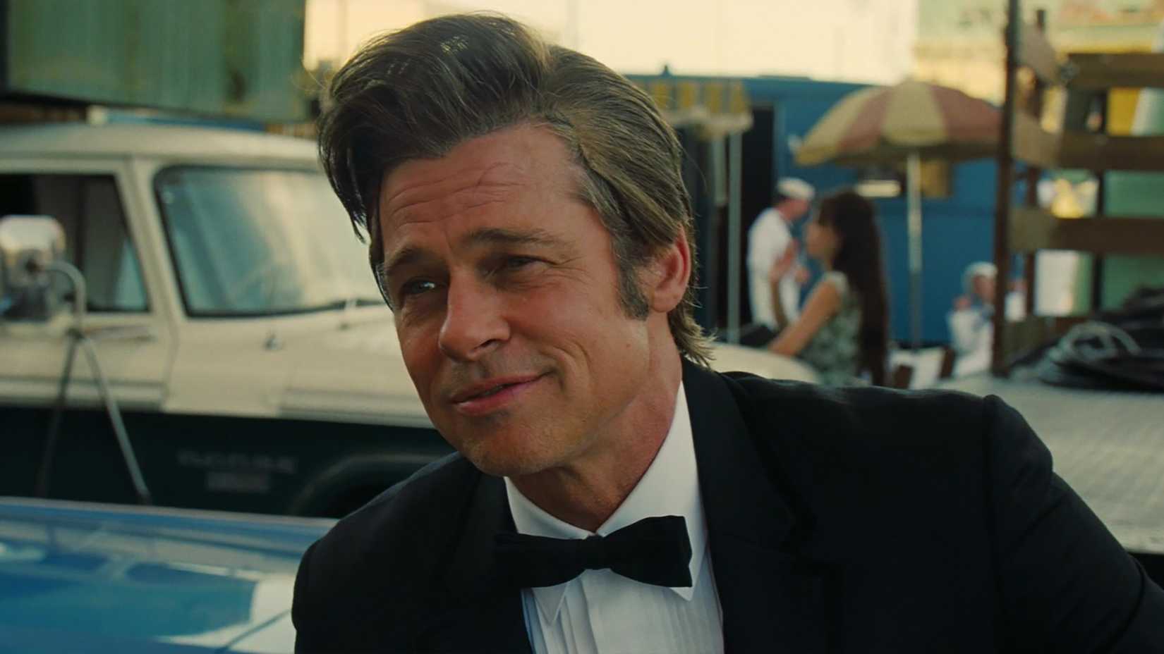 Cliff Booth in einem Anzug in Es war einmal in Hollywood