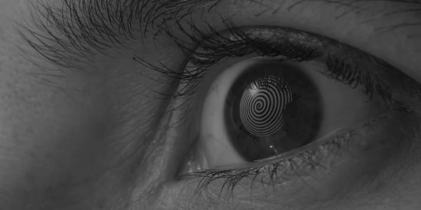 Close-up de um olho sendo hipnotizado em documentário sobre experimentos de lavagem cerebral da CIA, MKUltra.