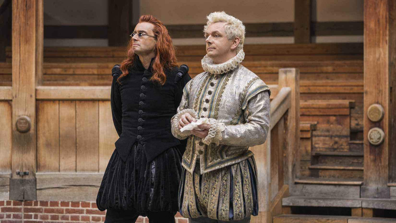 Crowley und Aziraphale in einem alten Theater in Good Omens