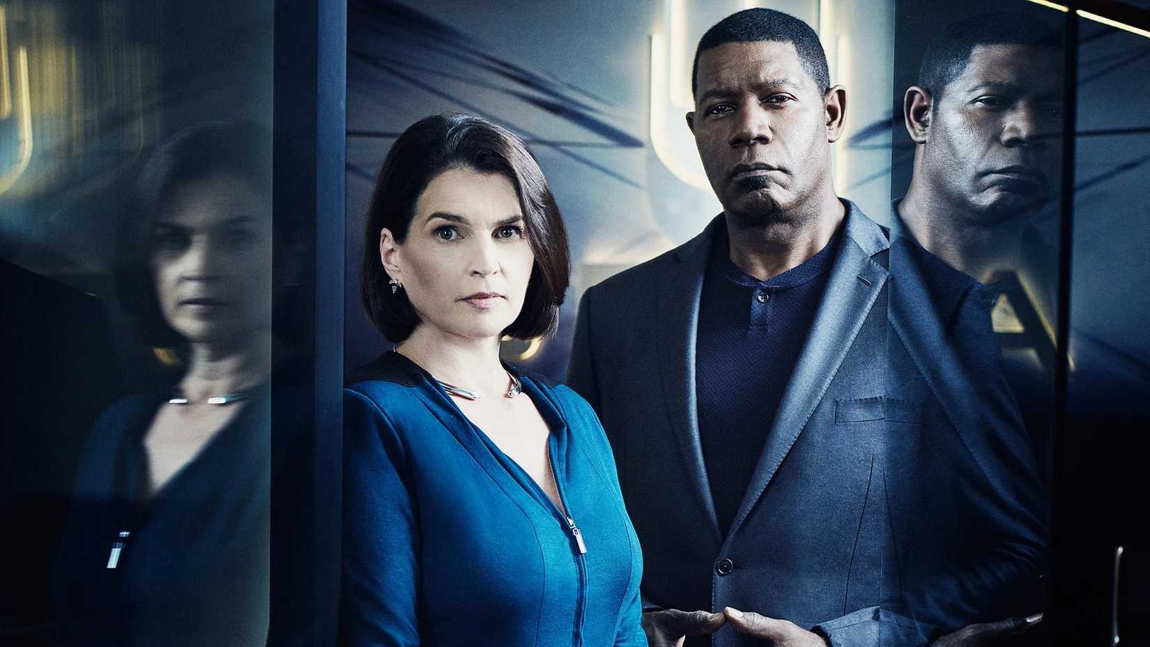 Ein Mann und eine Frau vor einem sich schließenden Aufzug in der Cyberpunk-Serie Incorporated.