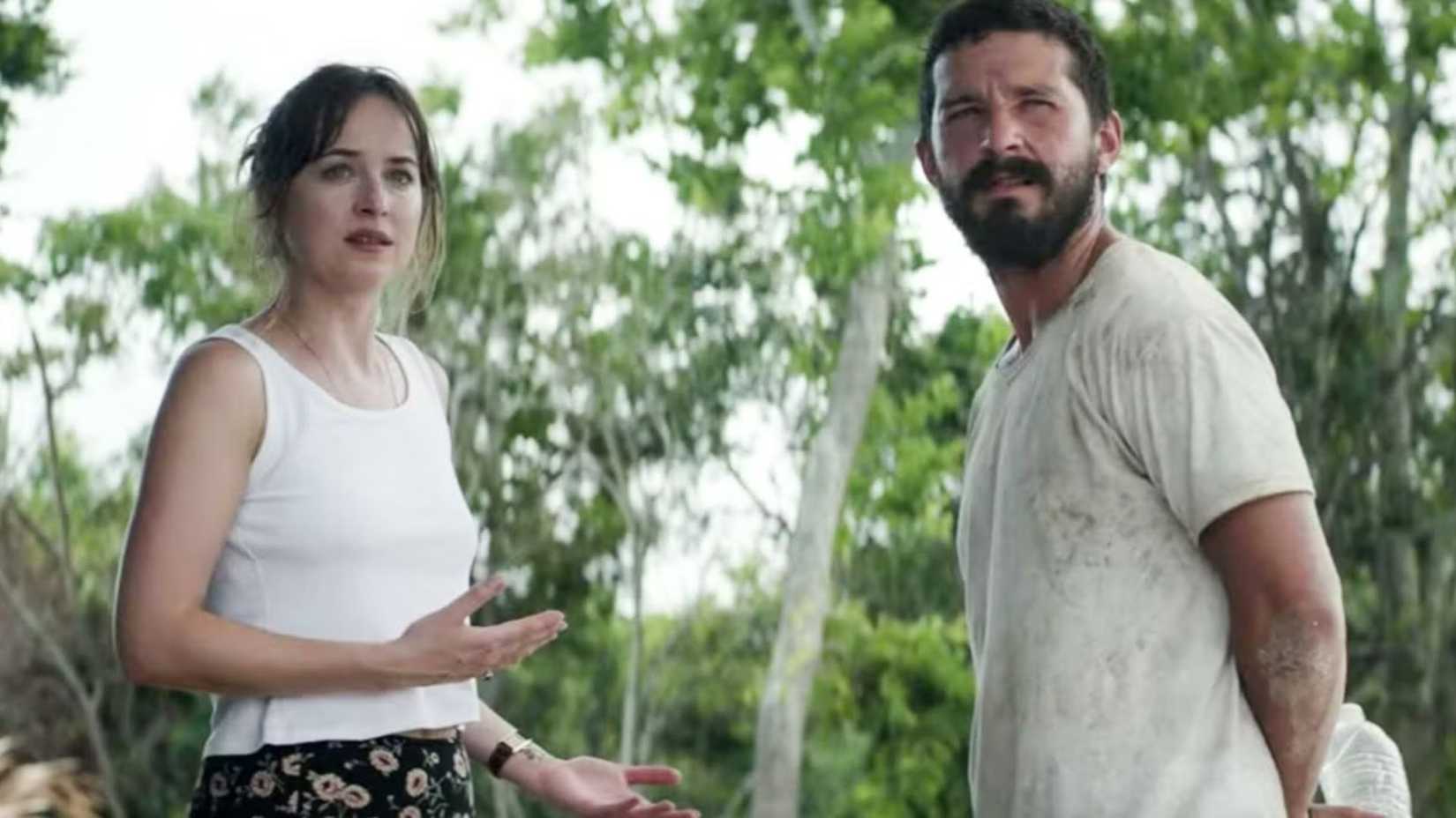 Dakota Johnson como Eleanor com Shia LaBeouf como Tyler em O Falcão Manteiga de Amendoim