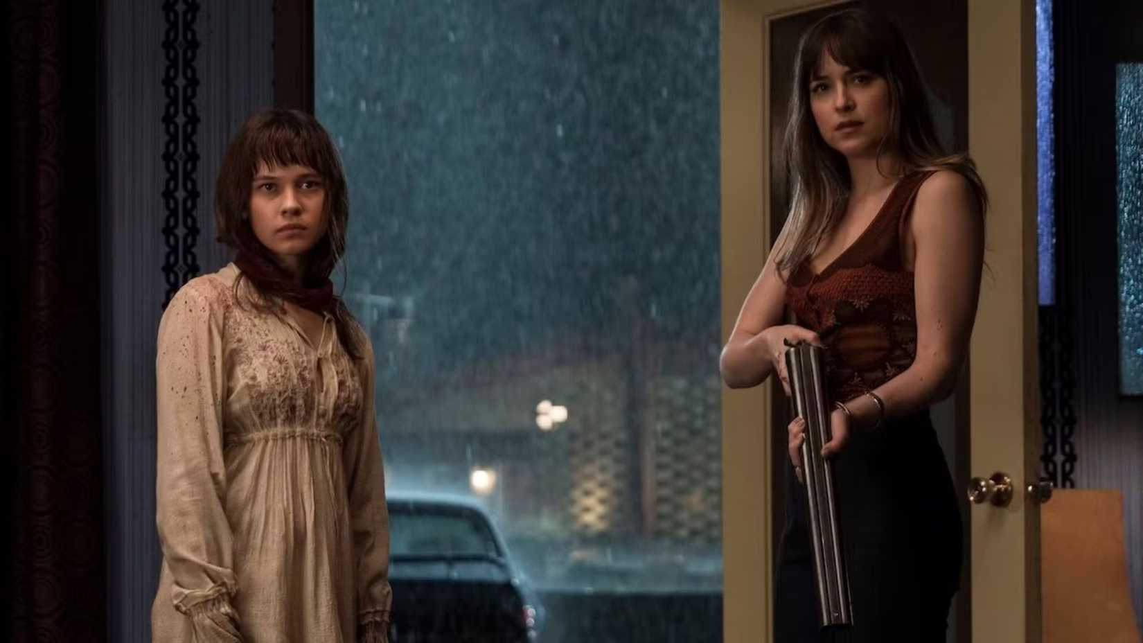 Dakota Johnson segurando uma arma em Bad Times at the El Royale