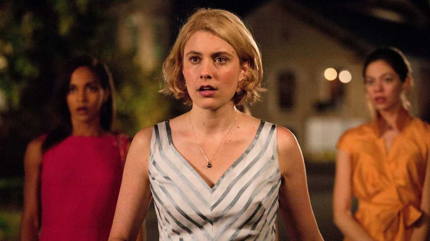 Greta Gerwig mira con sorpresa en Damsels in Distress