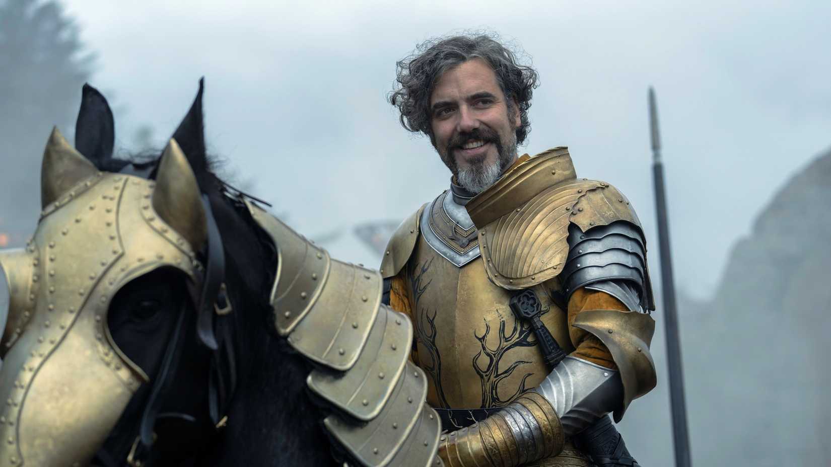 Daniel Ings como Lyonel Baratheon sorrindo em seu cavalo em A Knight of the Seven Kingdoms temporada 1