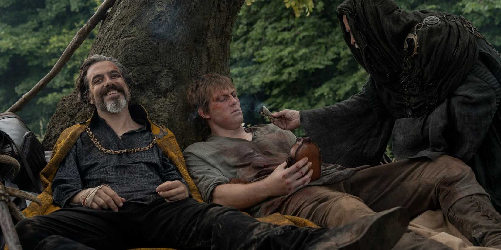 Lyonel (Daniel Ings) rindo ao lado de Dunk (Peter Claffey) enquanto um meistre lhe dá remédio em A Knight of the Seven Kingdoms.
