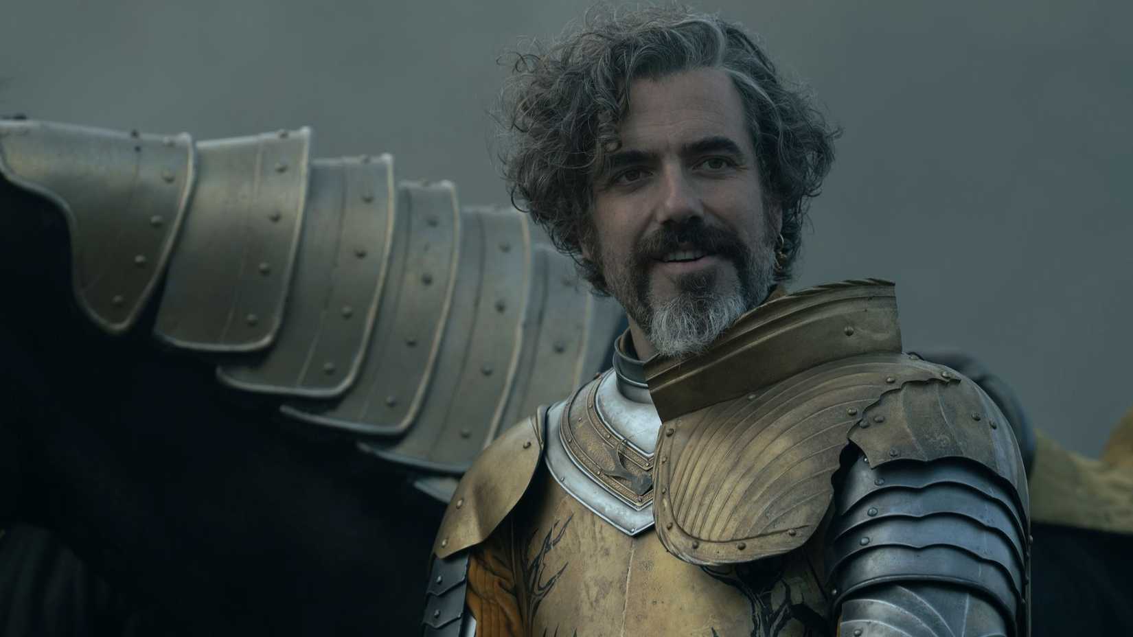 Lyonel Baratheon (Daniel Ings) sorrindo ao lado de seu cavalo em A Knight of the Seven Kingdoms.