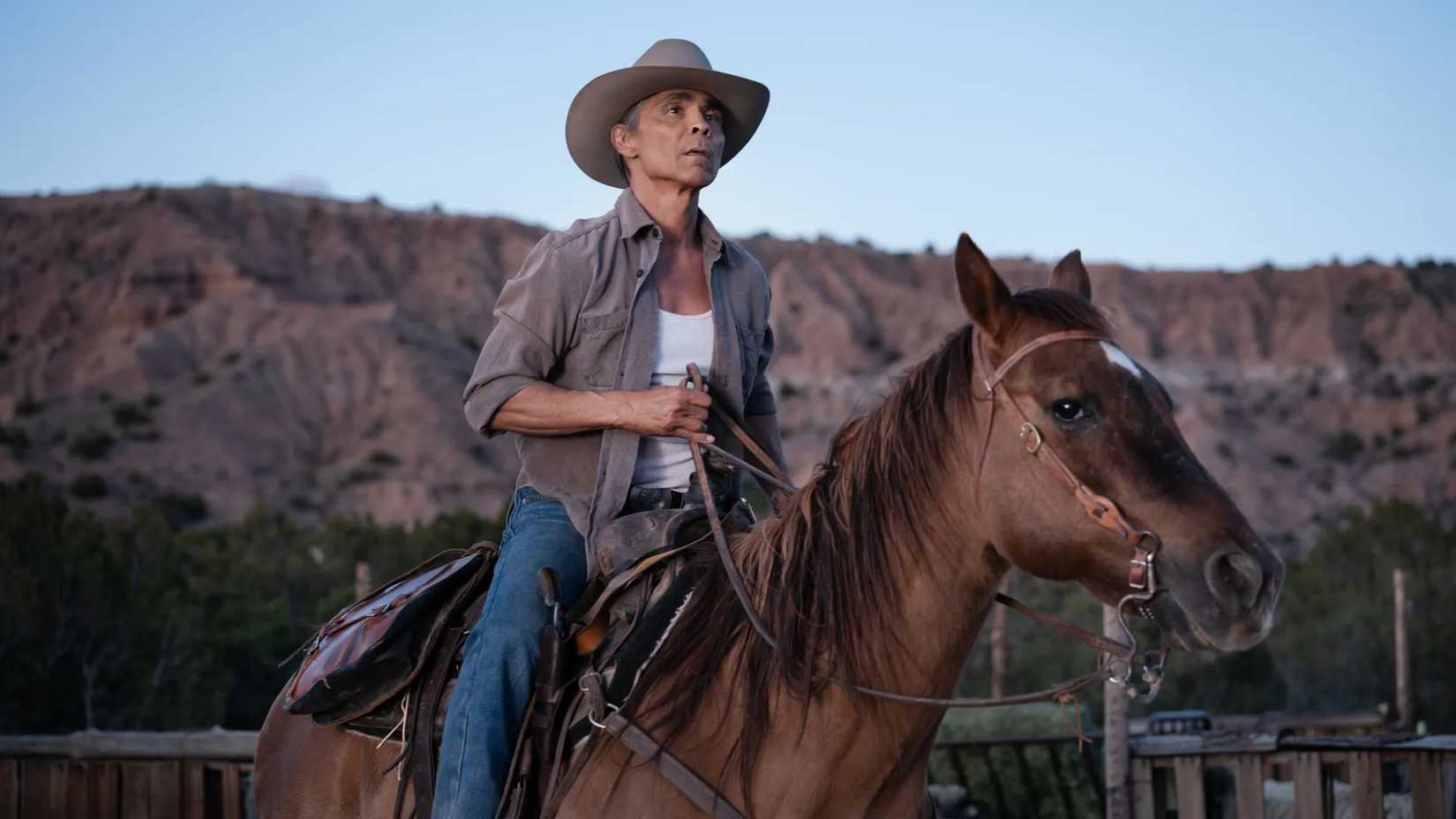 Joe Leaphorn (Zahn McClarnon) reitet in Dark Winds