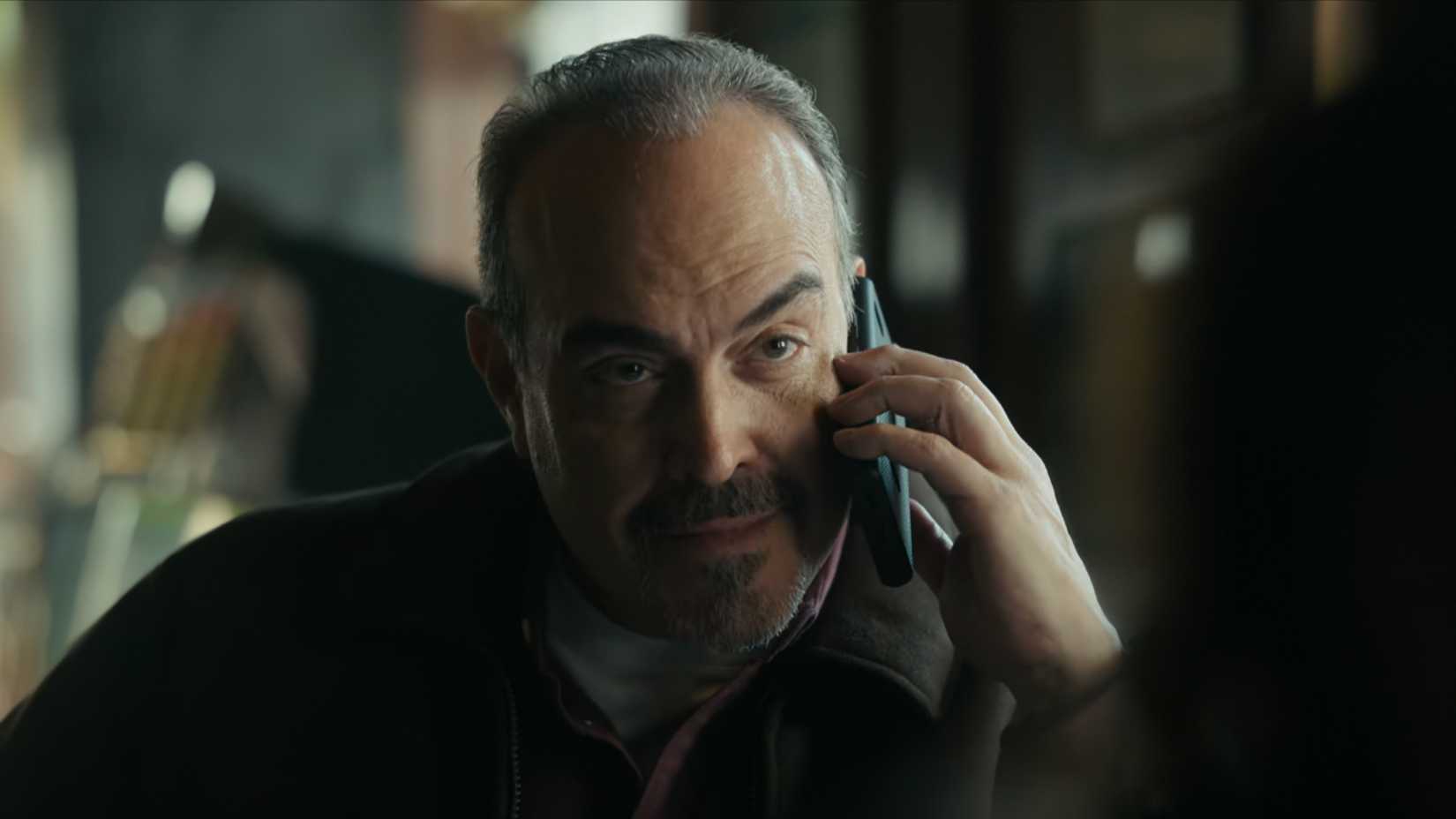 David Zayas como Mike ao telefone em The Night Agent temporada 3