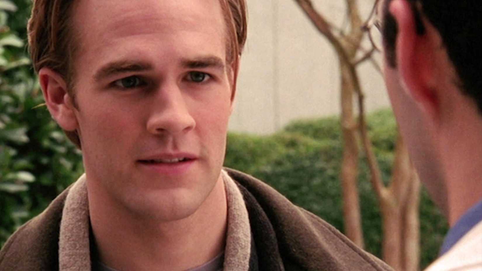 Dawson Leery conversando com um médico em Dawson's Creek