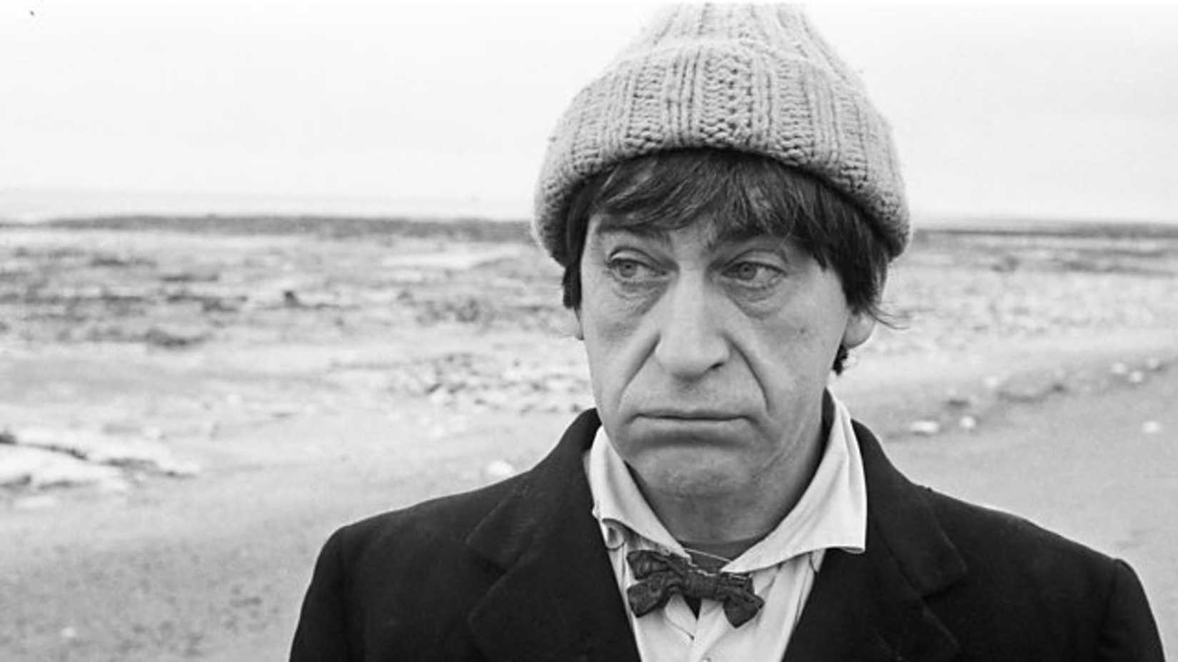 Второй Доктор стоит у океана в шляпе в истории "Fury from the Deep"