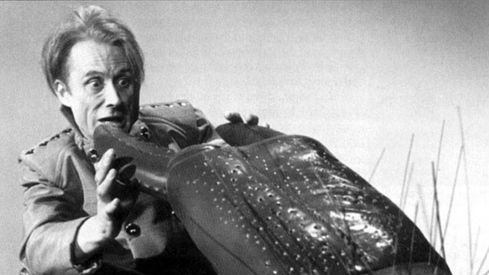 Человек подвергается нападению гигантской клешни краба в эпизоде "Macra Terror" из Doctor Who