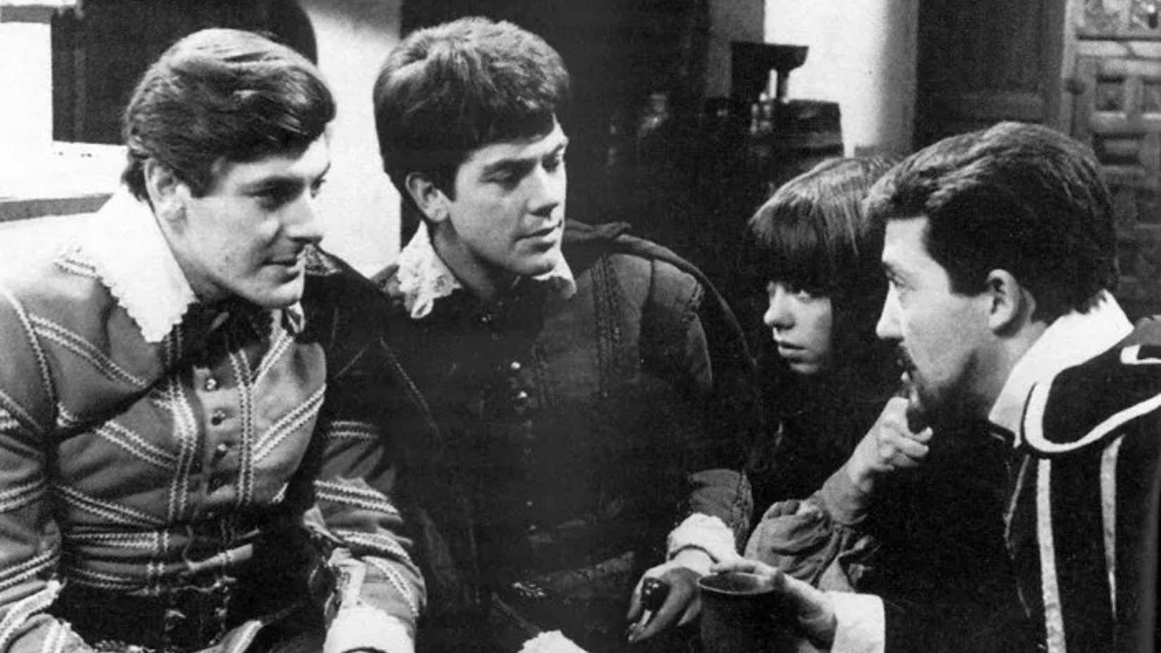 Стив разговаривает с группой людей в эпизоде "Массовое убийство" из "Доктора Кто"