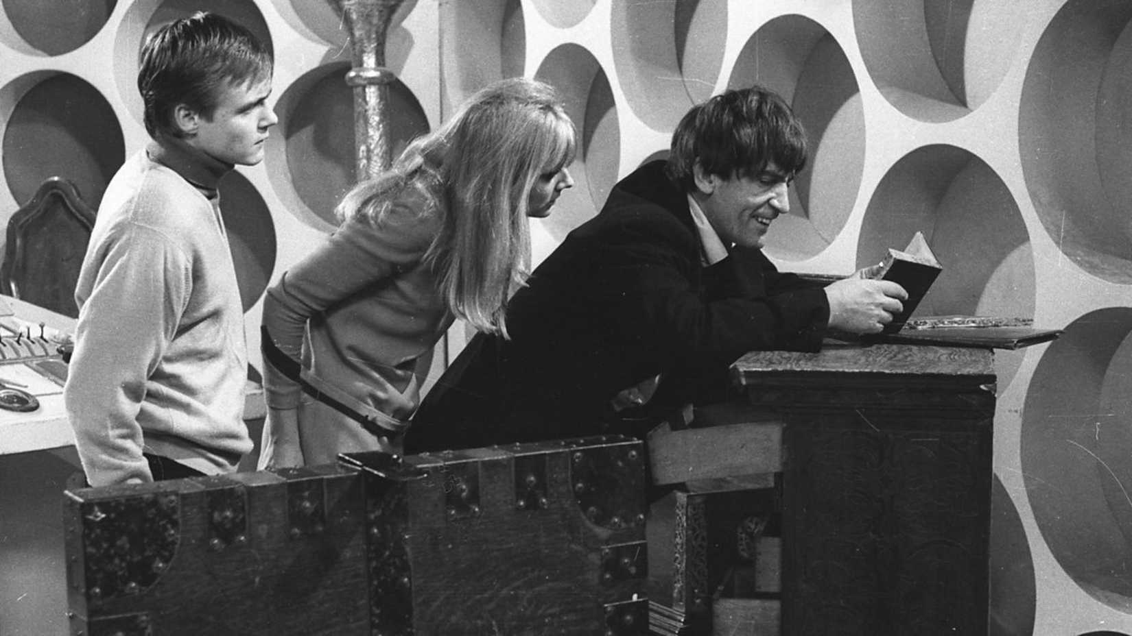 Бен и Поли наблюдают, как Второй Доктор читает книгу в истории Doctor Who "The Power Of The Daleks"