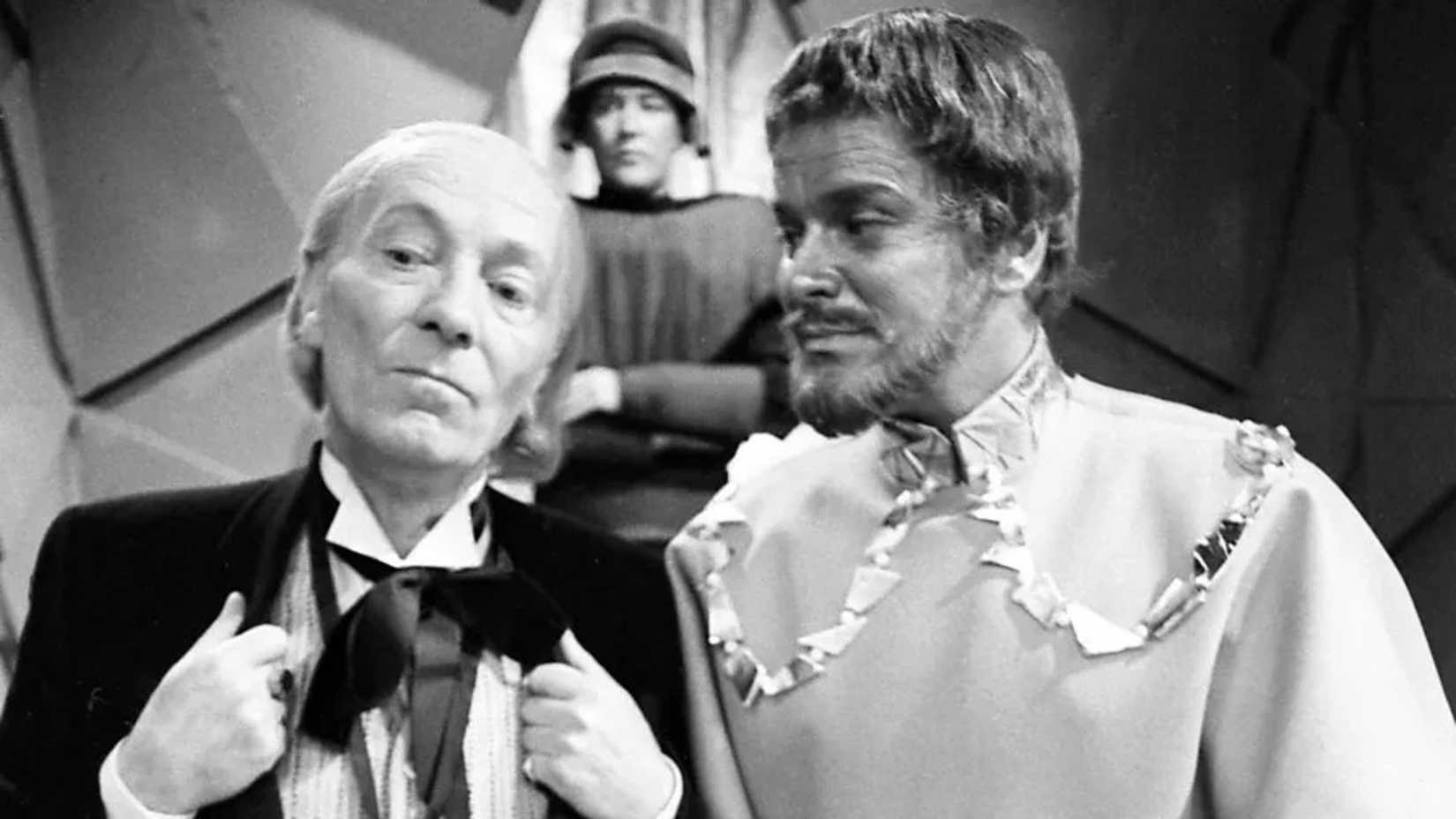 Первый Доктор разговаривает со старейшиной в эпизоде "Дикари" из "Доктора Кто"