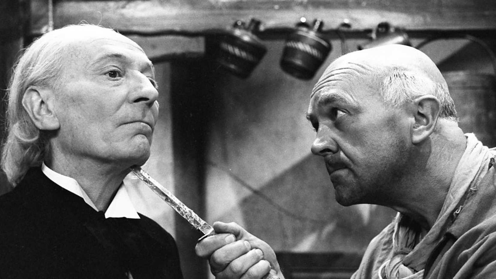 Пират держит нож у горла Первого Доктора в истории Doctor Who The Smugglers