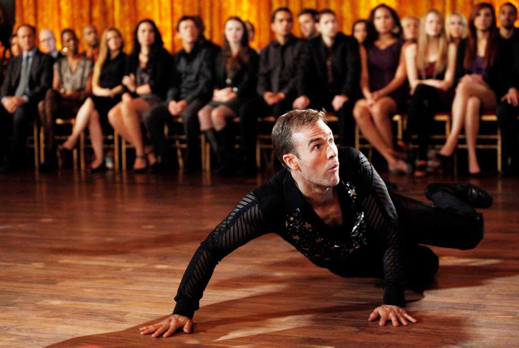 James Van Der Beek tropeçando em Don't Trust the B---- In Apartment 23
