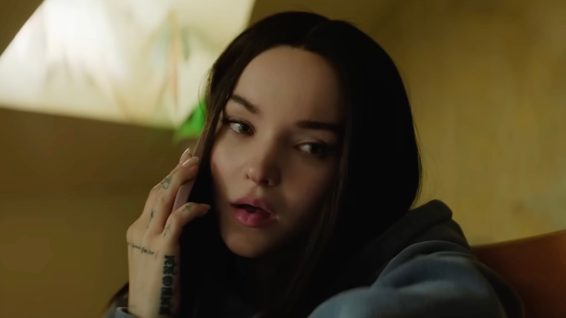 Prime Video’s Binge-Worthy 8-Part Psychological Thriller Series Brings Back An Iconic ‘90s Trend