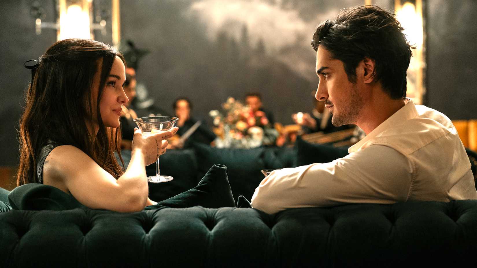 Dove Cameron como Ciara e Avan Jogia como Oliver olhando intensamente um para o outro em 56 Days