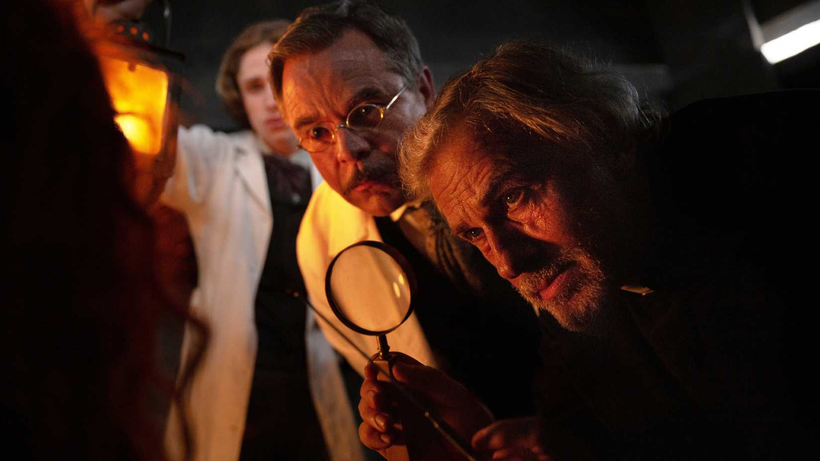 Raphael Luce als Angestellter Simon, Guillaume de Tonquédec als Dumont und Christoph Waltz als Priester in Dracula: Eine Liebesgeschichte