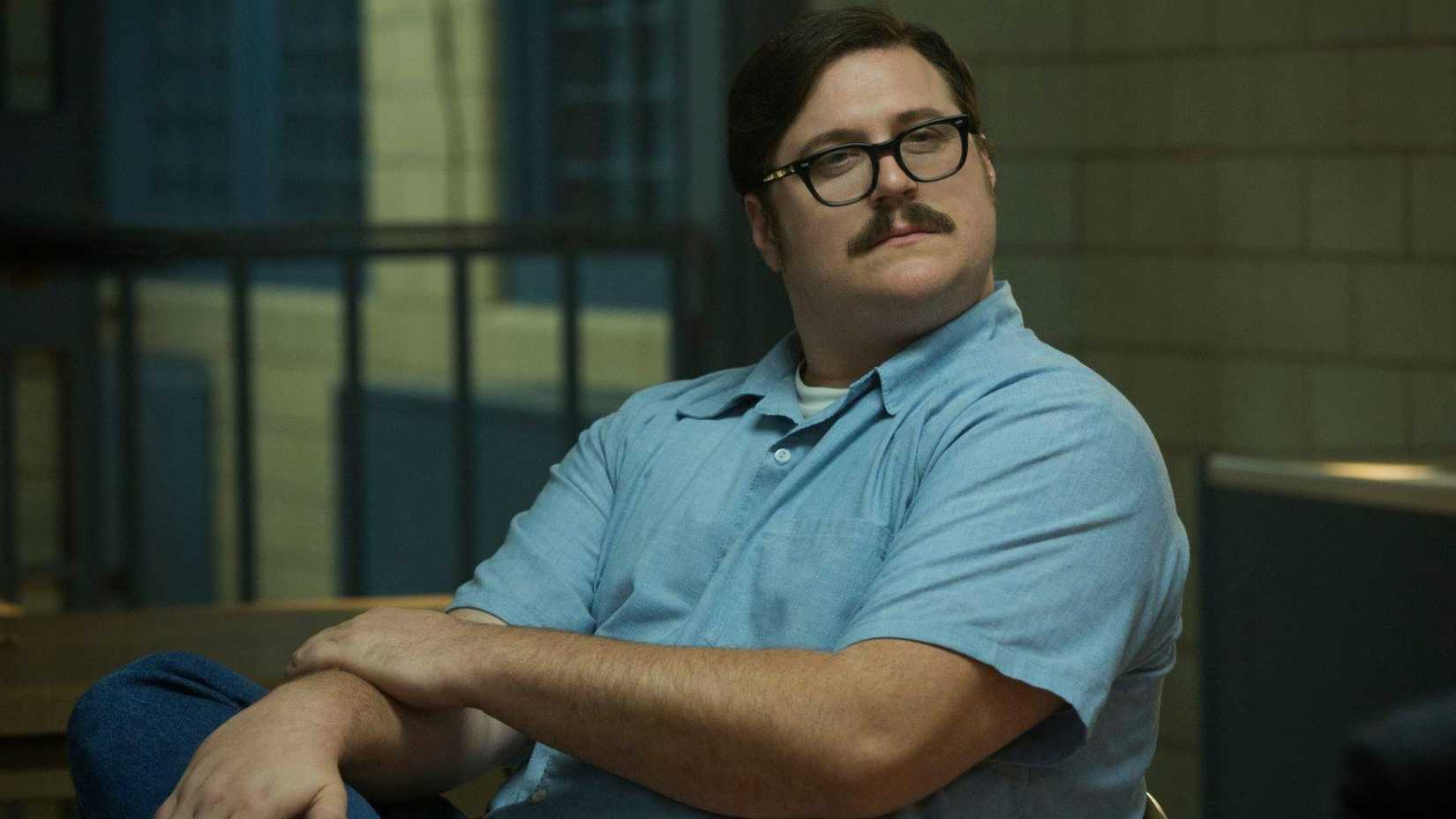 Ed Kemper sorrindo em Mindhunter