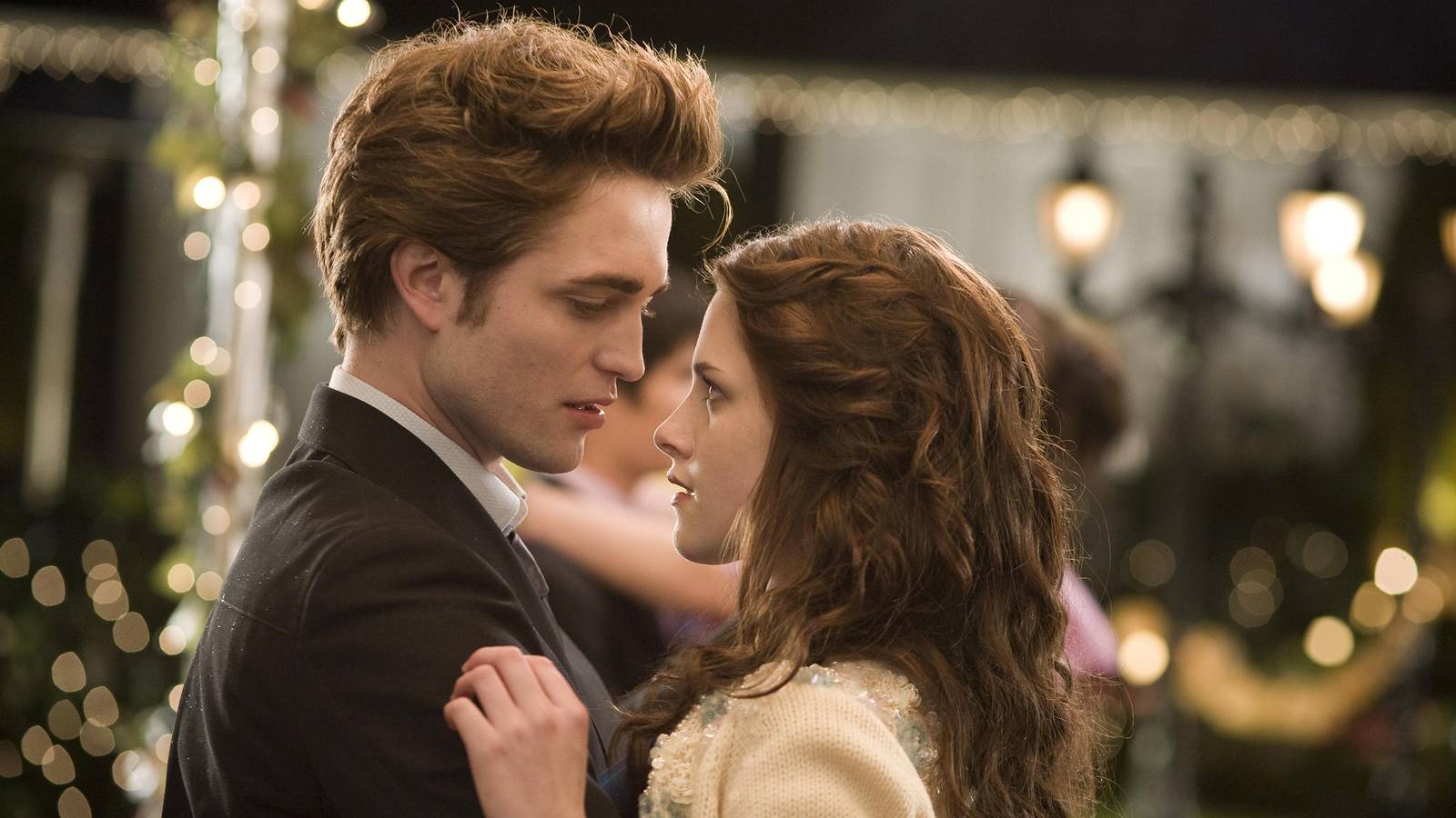 20 Years Later, Twilight’s Robert Pattinson Just Noticed A “Strange” Acting Choice For One Edward Cullen’s “Vampiric Thing” 20 Years Later, Twilight’s Robert Pattinson Just Noticed A “Strange” Acting Choice For One Edward Cullen’s “Vampiric Thing”
