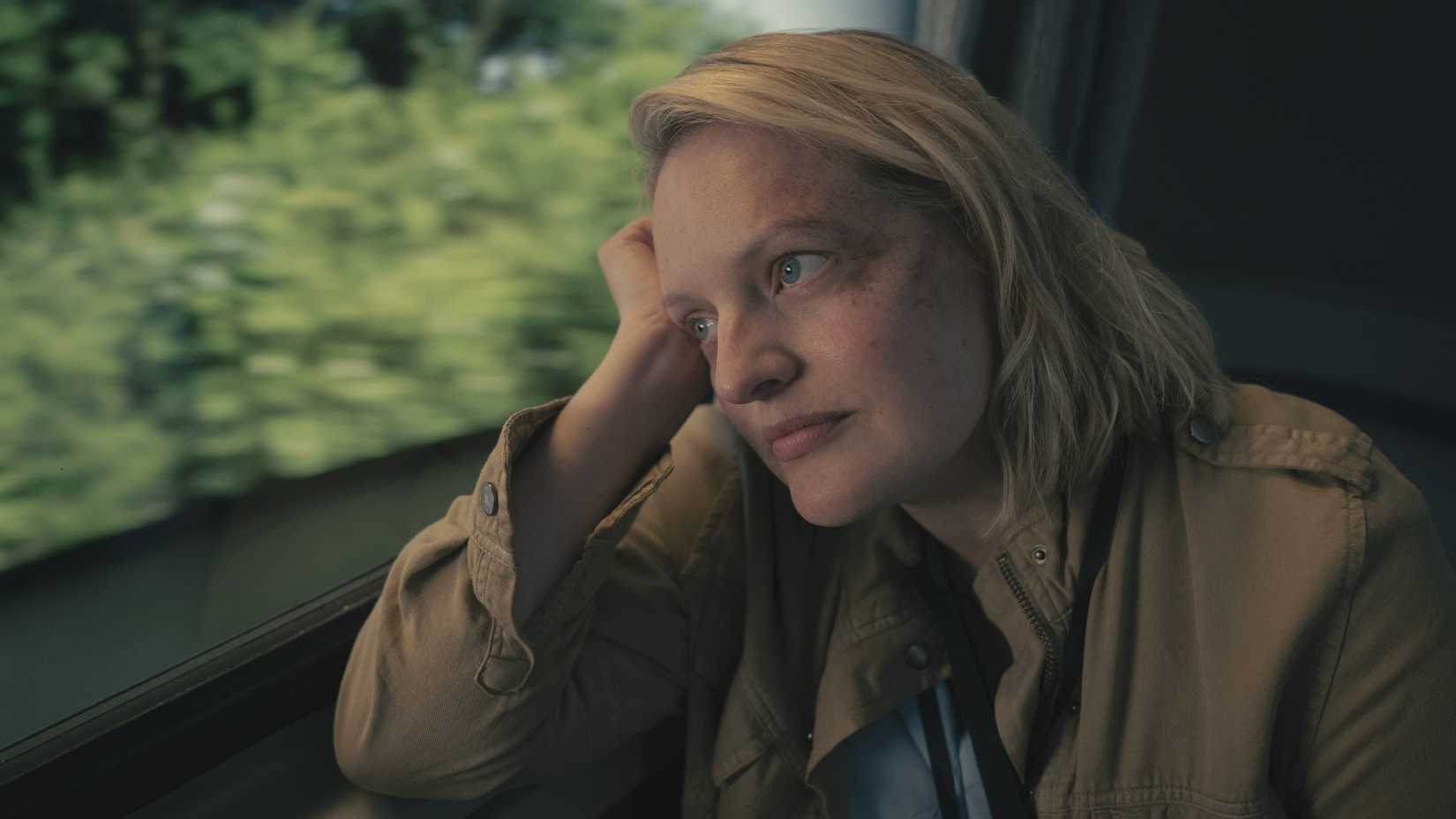 Elisabeth Moss como June em The Handmaid's Tale