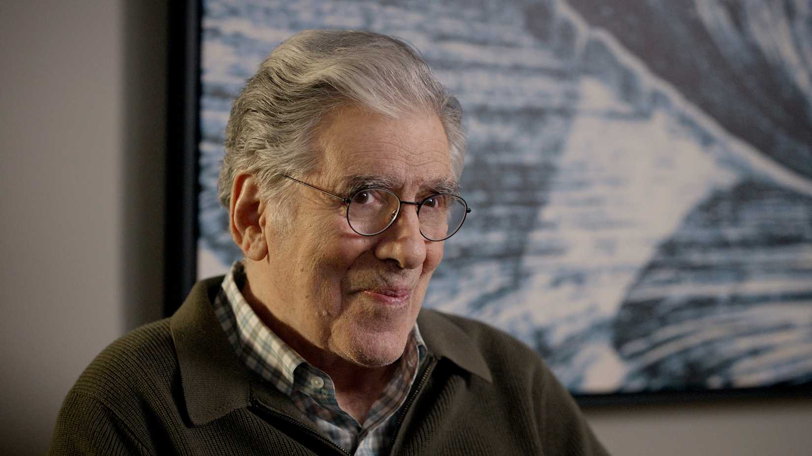 Elliott Gould como Legal na quarta temporada de O Advogado de Casos Difíceis, com Mickey Haller ao fundo.