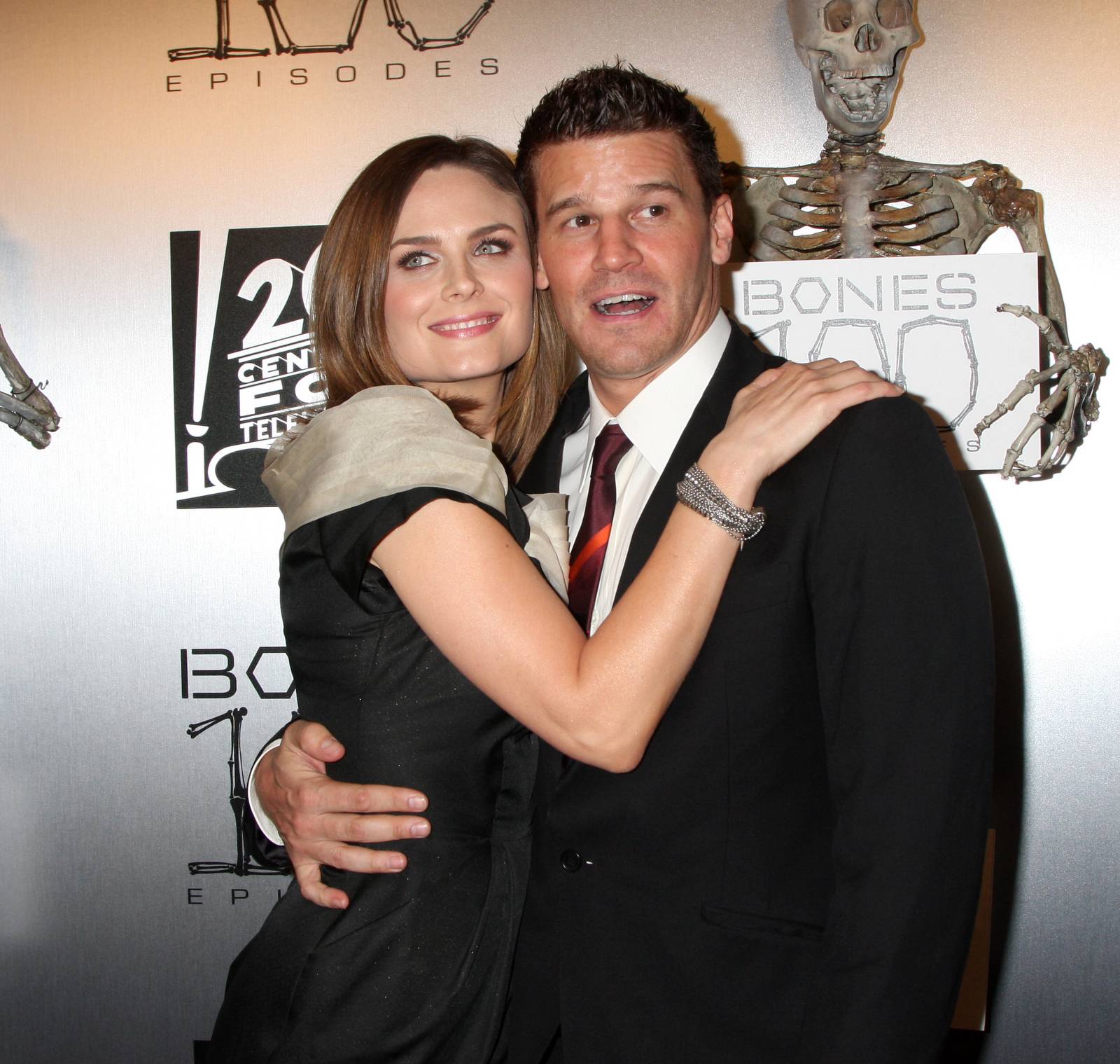 Emily Deschanel's Incredible 12-Season Crime Series Becomes Global Netflix  Hit After Revival Rumors