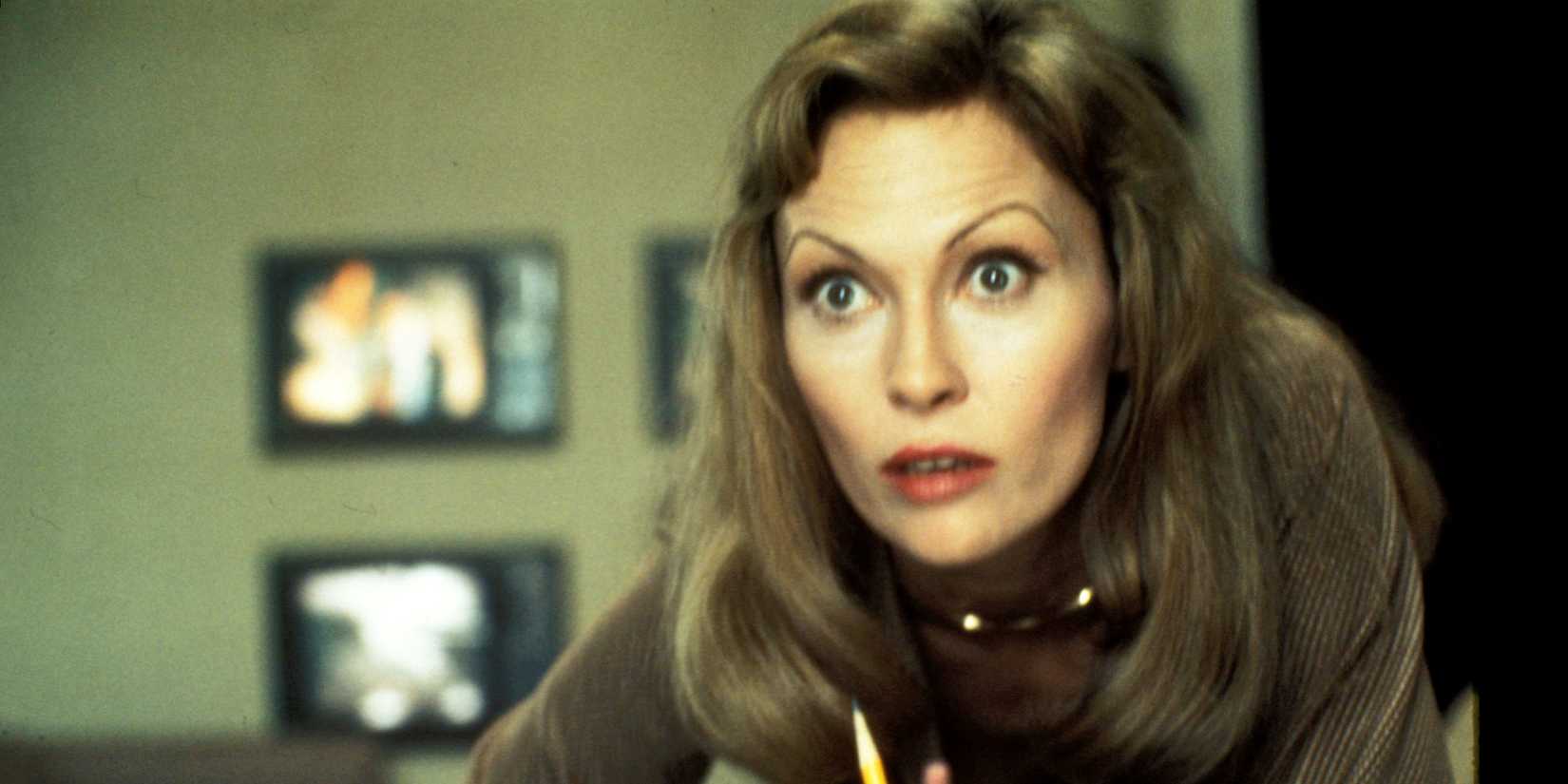Faye Dunaway beugt sich in „Network“ über einen Schreibtisch