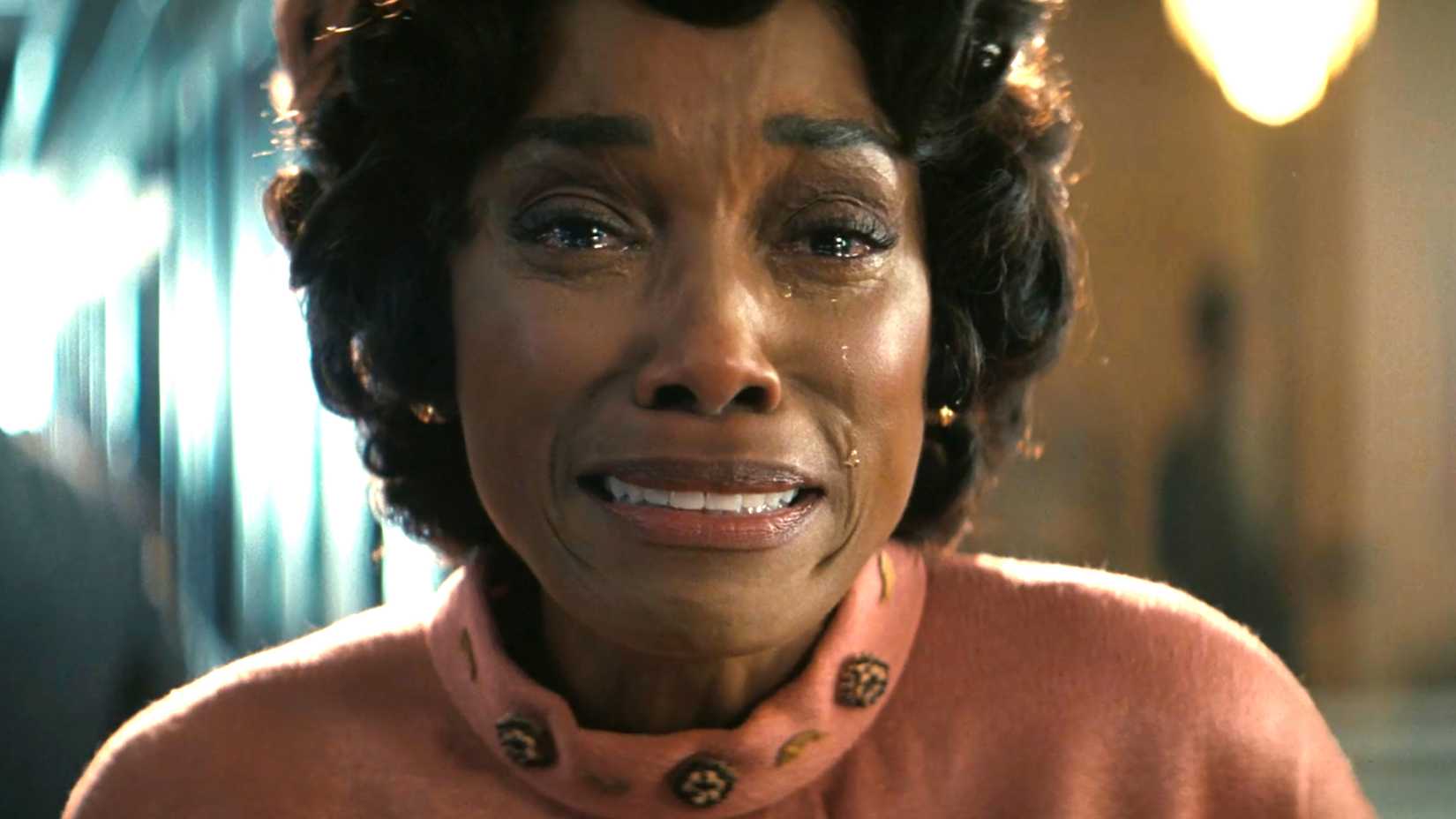 Плач Барб, персонажа Фрэнс Тёрнер, крупным планом в 2-м сезоне Fallout