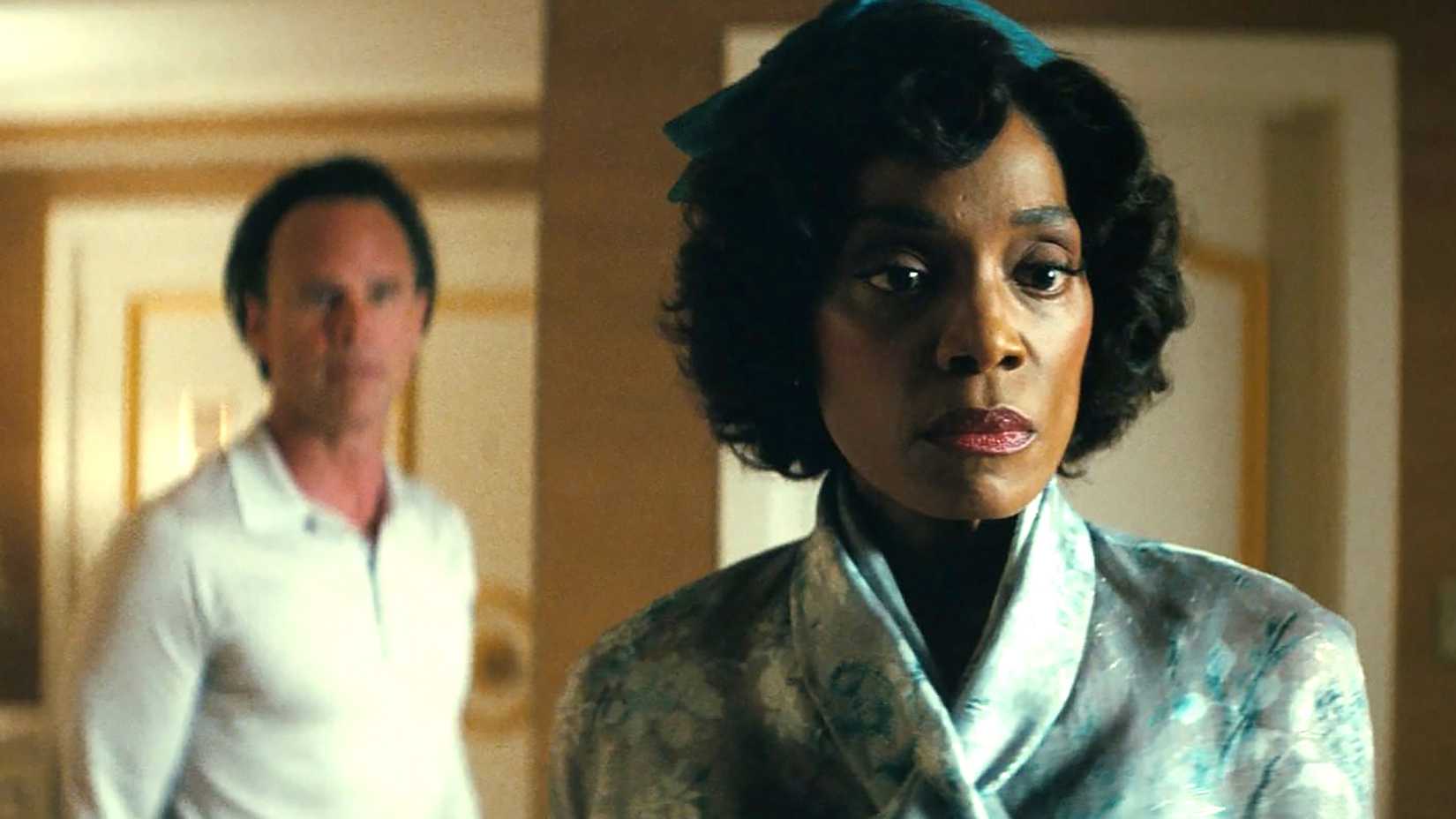 Frances Turners Barb blickt intensiv mit Walton Goggins' Cooper im Hintergrund in Fallout Staffel 2