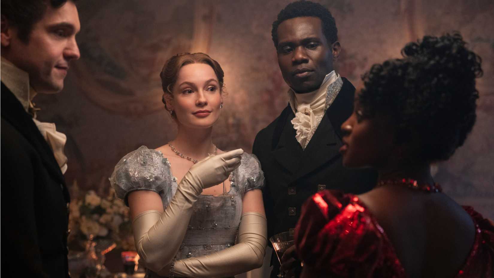 Francesca e John com Michaela em uma cena de Bridgerton.