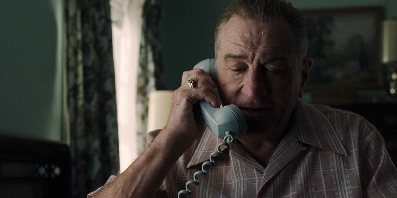 Frank Sheeran ao telefone em O Irlandês.