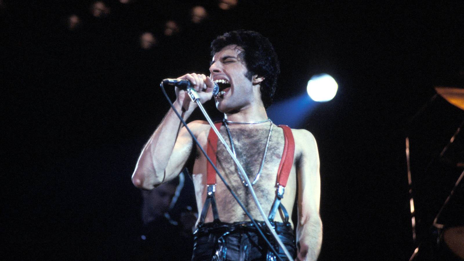 Freddie Mercury’s Most Vulnerable Performance: The True Story Behind Queen’s "Love of My Life"