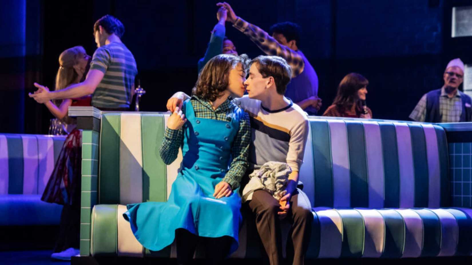 Gabrielle Nevaeh als Patty Newby küsst Louis McCartney als Henry. 