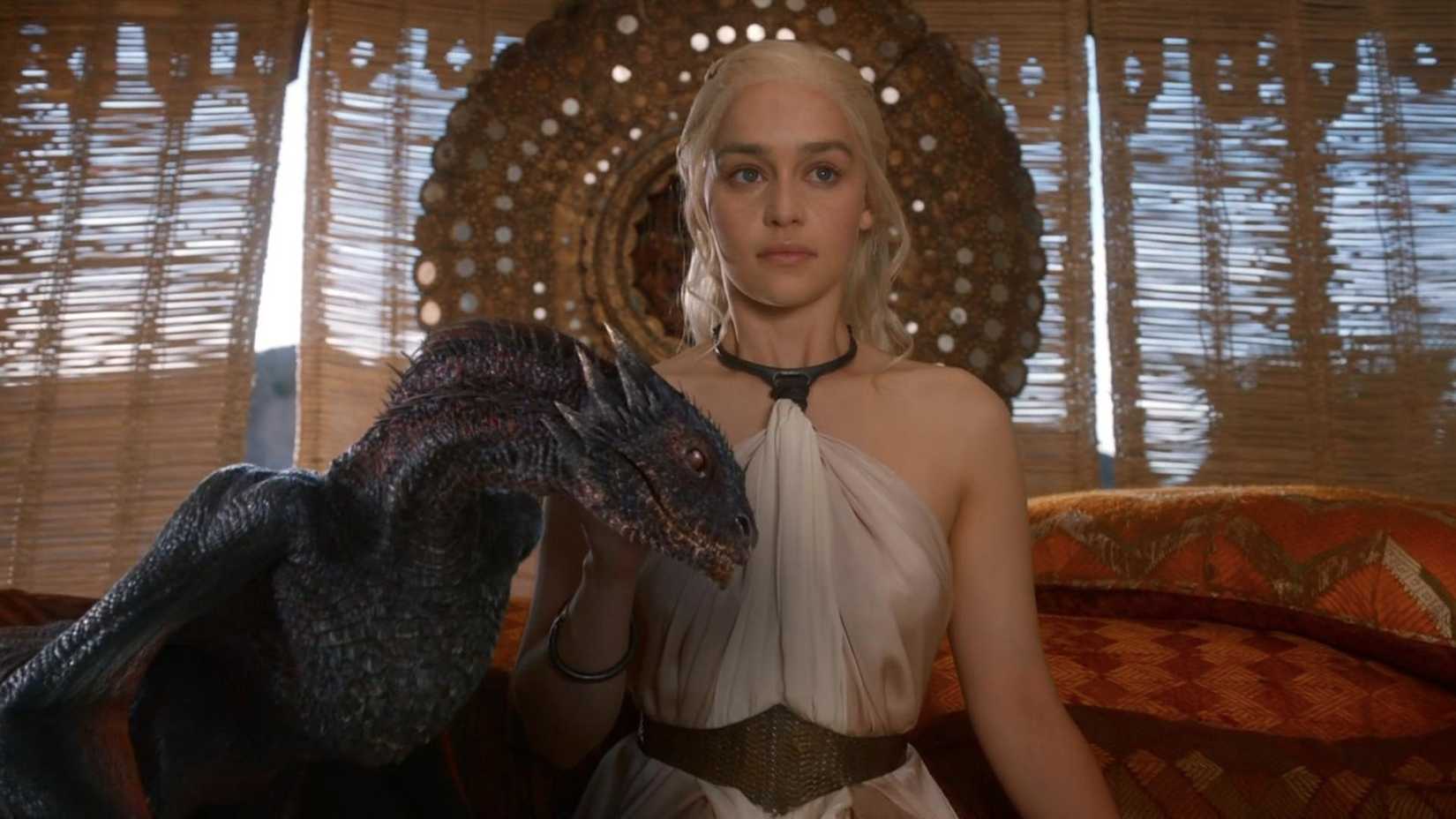 Daenerys com um jovem Drogon em Game of Thrones