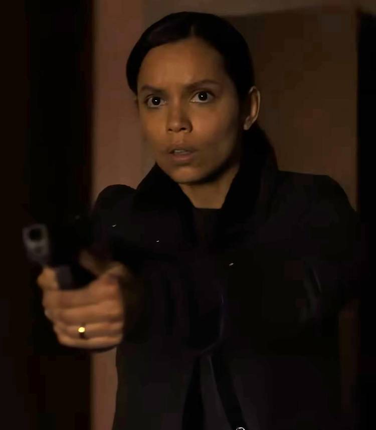 Georgina Campbells Jane sieht in „Psycho Killer Vertical“ intensiv aus, während sie mit einer Pistole zielt