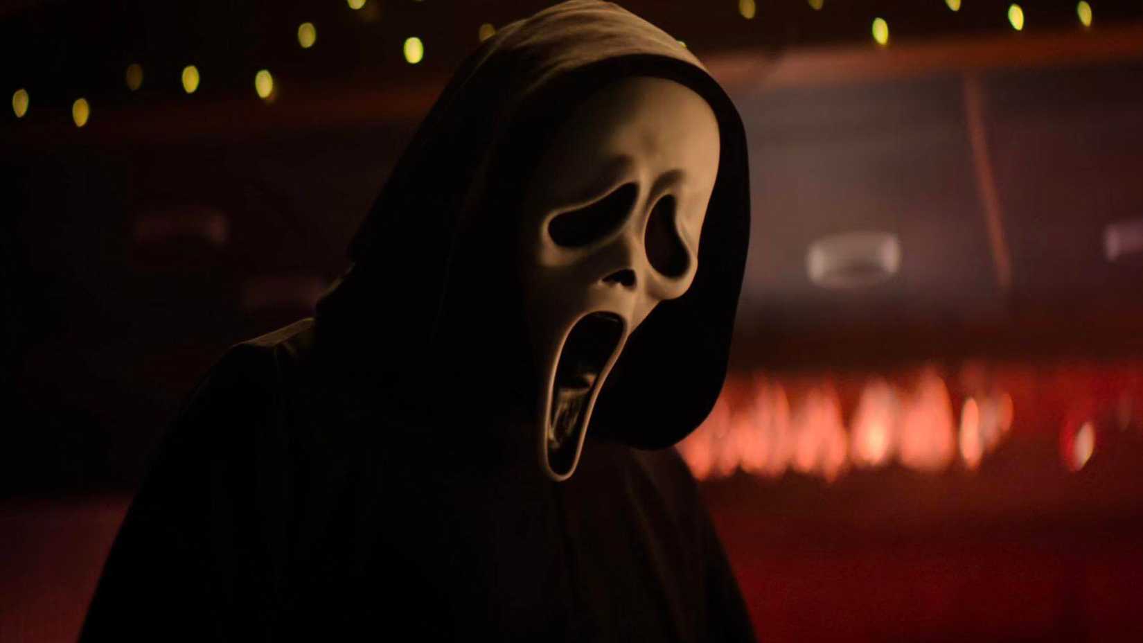 Ghostface olhando para baixo em Scream 7