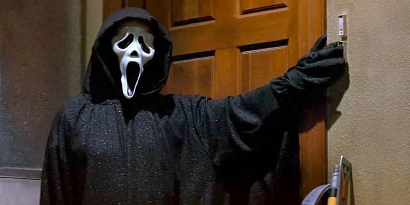 Ghostface operando porta da garagem em Scream 1996
