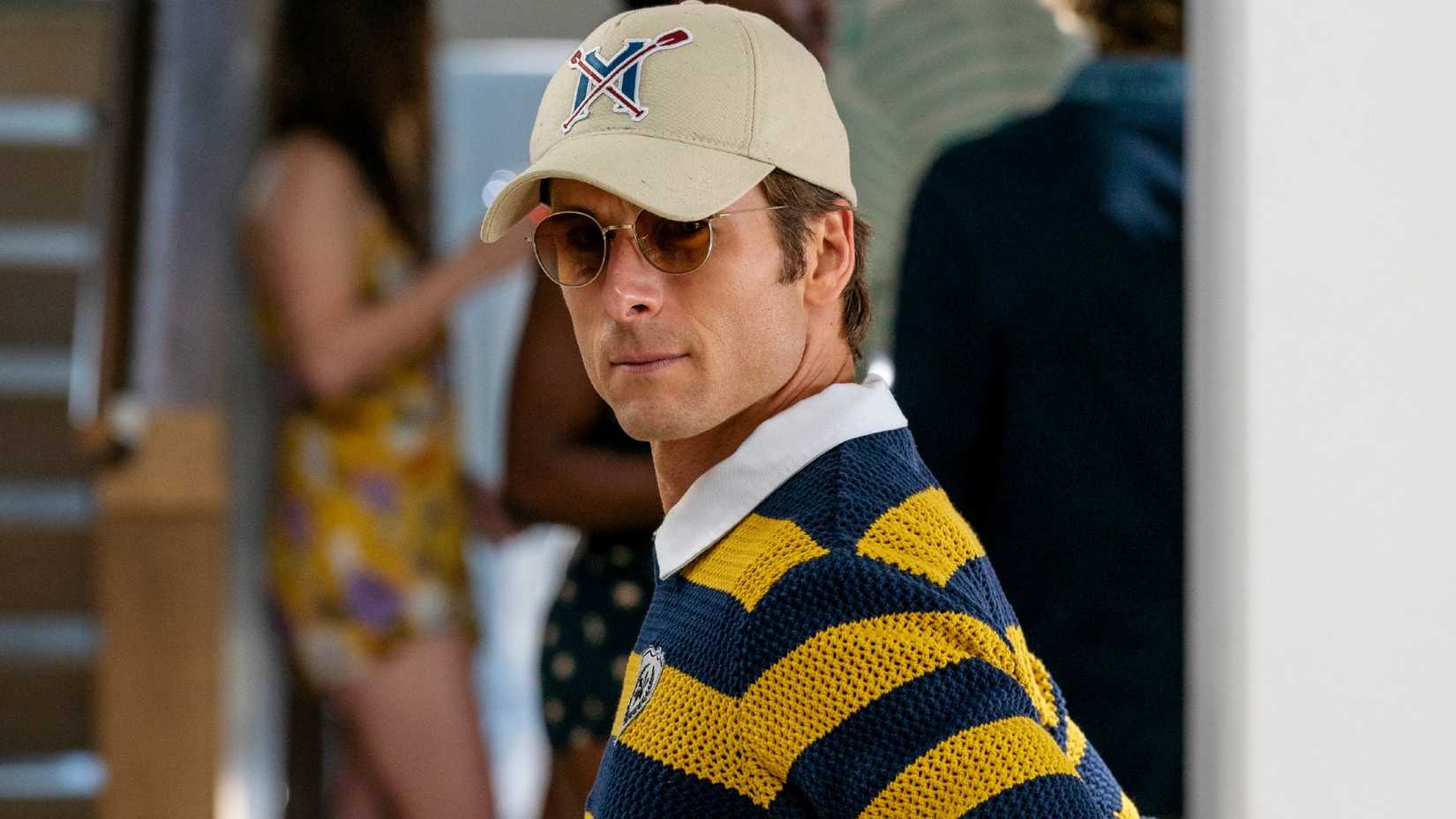 Glen Powell wearing a disguise in How to Make a Killing