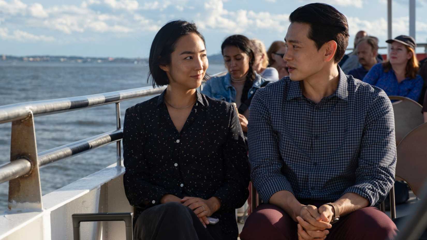 Greta Lee als Nora Moon lächelt Teo Yoo als Hae Sung in Past Lives an