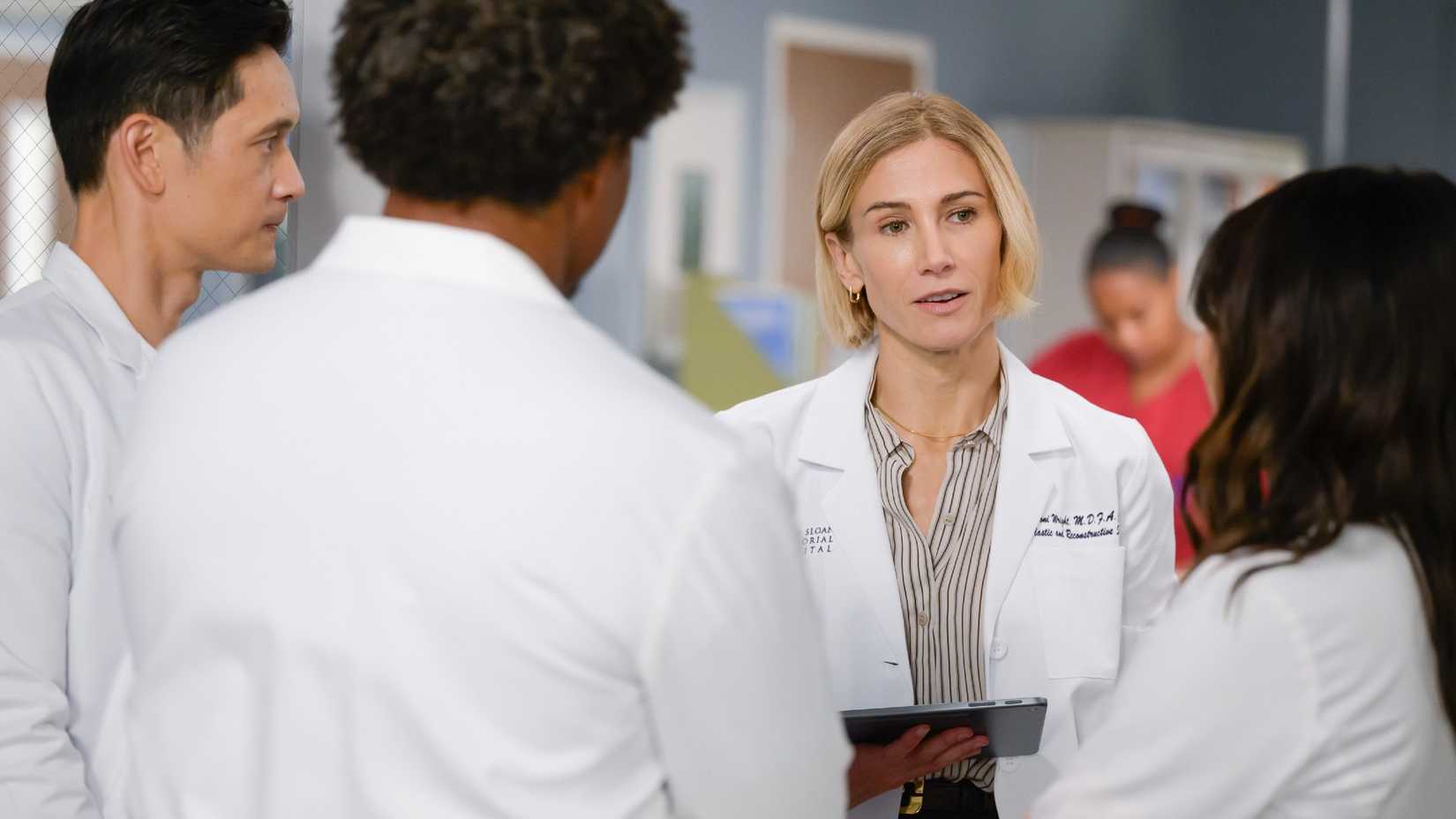 Caterina Scorsone, Jennifer Landon, Harry Shum Jr. e Jason George em cena de Grey's Anatomy.