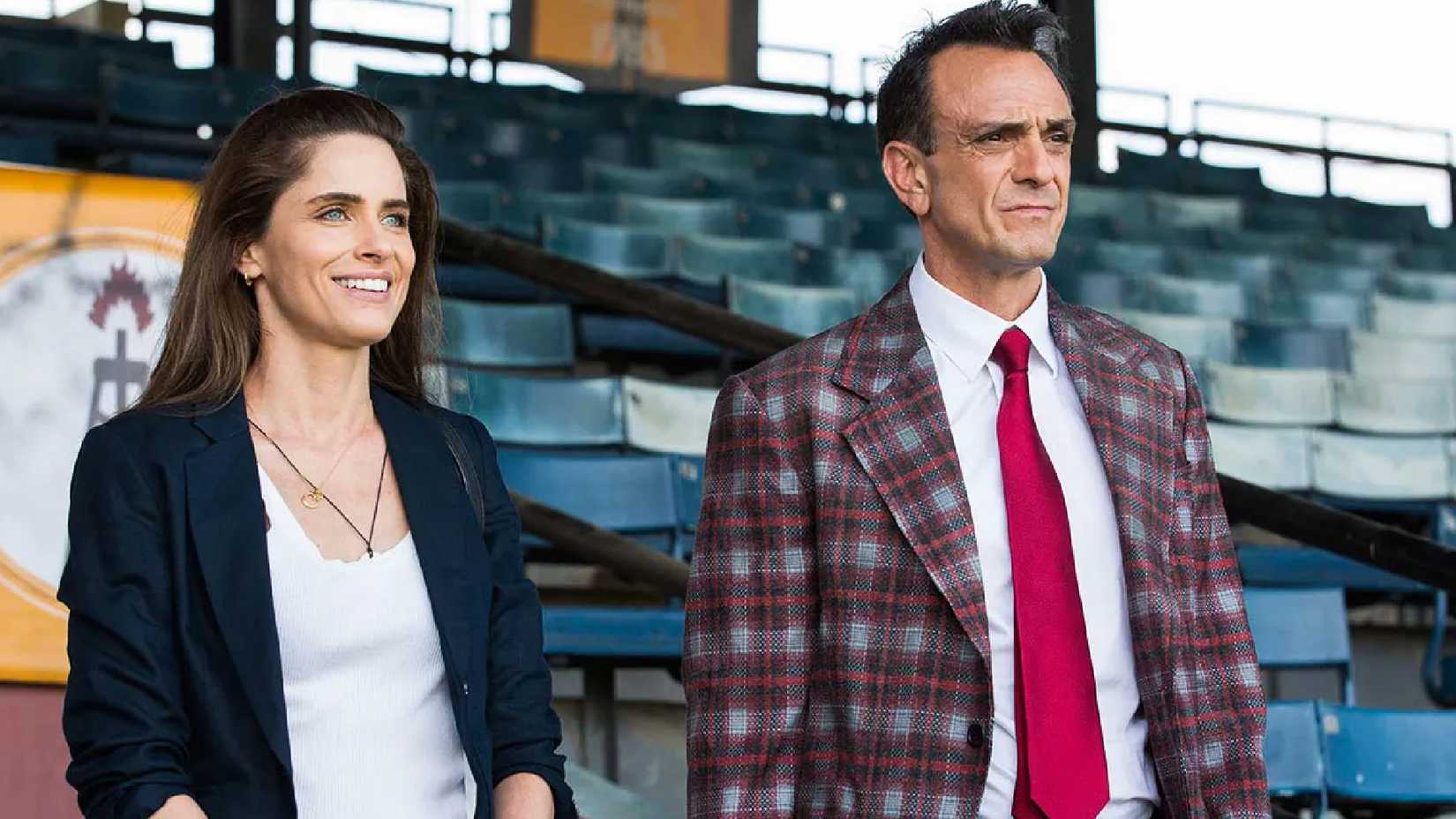 Hank Azaria e Amanda Peet em Brockmire