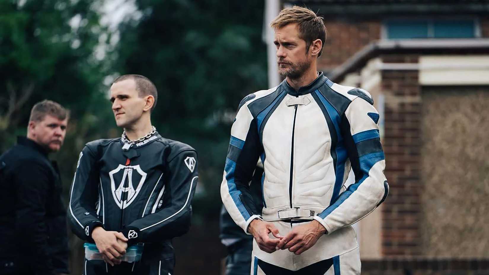 Harry Melling como Colin e Alexander Skarsgård como Ray em figurino de motoqueiro em Pillion.