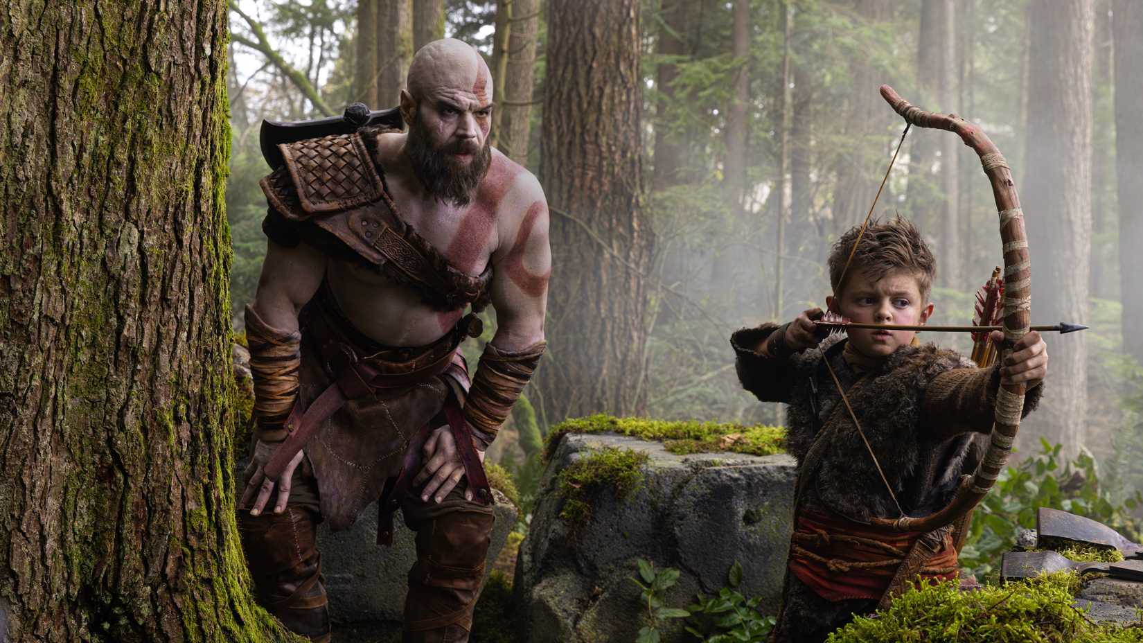 Kratos e Atreus em cena de caça na série God of War