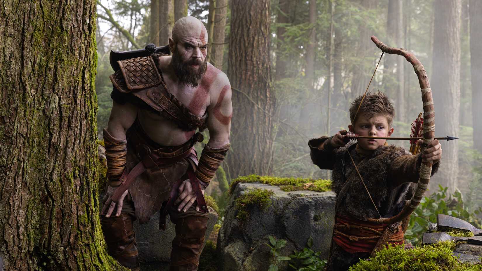 Ryan Hurst como Kratos e Callum Vinson como Atreus na primeira imagem da série God of War do Prime Video